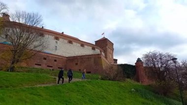 Krakow, Polonya - 31 Ekim 2024: Wawel Hill 'deki Royal Castle' ı ziyaret eden turistler.