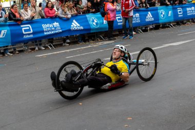 Berlin, Almanya - 25 Eylül 2022: Yıllık Berlin Maratonu sırasında Tekerlekli Sandalye ve Bisiklet Yarışmacıları