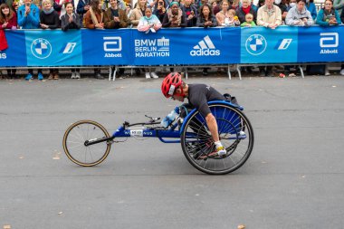 Berlin, Almanya - 25 Eylül 2022: Yıllık Berlin Maratonu sırasında Tekerlekli Sandalye ve Bisiklet Yarışmacıları
