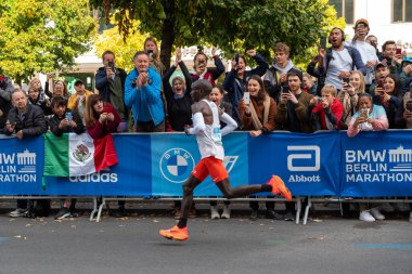 Berlin, Almanya - 25 Eylül 2022: Eliud Kipchoge, Almanya 'nın başkenti Berlin' de düzenlenen yıllık maratonu kazandı.
