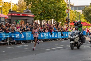 Berlin, Almanya - 25 Eylül 2022: Tigist Assefa, Almanya 'nın başkenti Berlin' de düzenlenen yıllık maratonu kazandı.
