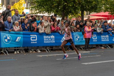 Berlin, Almanya - 25 Eylül 2022: Tigist Assefa, Almanya 'nın başkenti Berlin' de düzenlenen yıllık maratonu kazandı.