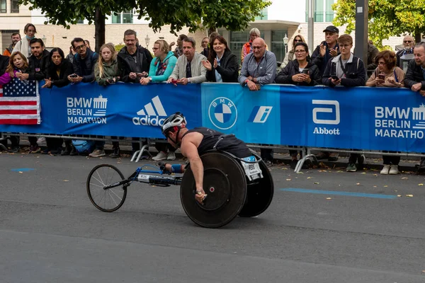 베를린 2022 베를린 마라톤 대회에서 휠체어와 자전거 선수들 — 스톡 사진