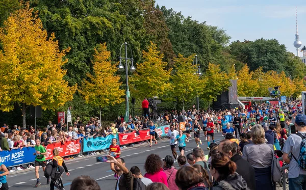 Berlin, Almanya - 25 Eylül 2022: Berlin, Almanya 'da yıllık maraton