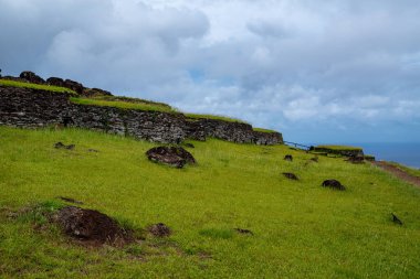 Rapa Nui 'deki Orongo köyünün kalıntıları, Paskalya Adası, Şili.