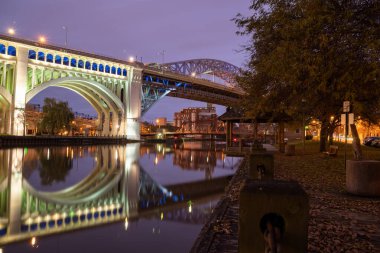 Şehir merkezi ufuk çizgisi ve Detroit Superior Köprüsü, resmi adıyla Cuyahoga Nehri üzerindeki Gaziler Anıtı Köprüsü, Cleveland, Ohio, ABD.