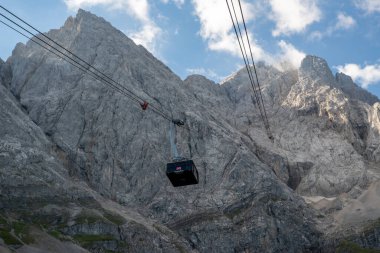 Grainau, Almanya - 12 Ağustos 2022: Seilbahn Zugspitze - Almanya 'nın Bavyera kentindeki Zugspitze tepesine giden hava tramvayı.