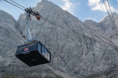 Grainau, Almanya - 12 Ağustos 2022: Seilbahn Zugspitze - Almanya 'nın Bavyera kentindeki Zugspitze tepesine giden hava tramvayı.