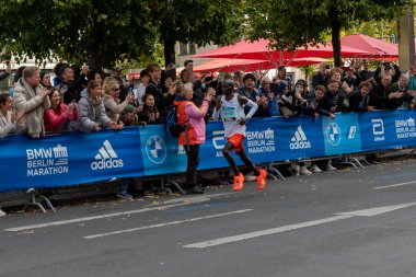 Berlin, Almanya - 25 Eylül 2022: Eliud Kipchoge, Almanya 'nın başkenti Berlin' de düzenlenen yıllık maratonu kazandı.