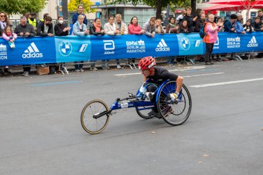 Berlin, Almanya - 25 Eylül 2022: Yıllık Berlin Maratonu sırasında Tekerlekli Sandalye ve Bisiklet Yarışmacıları