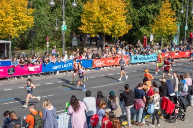 Berlin, Almanya - 25 Eylül 2022: Berlin, Almanya 'da yıllık maraton