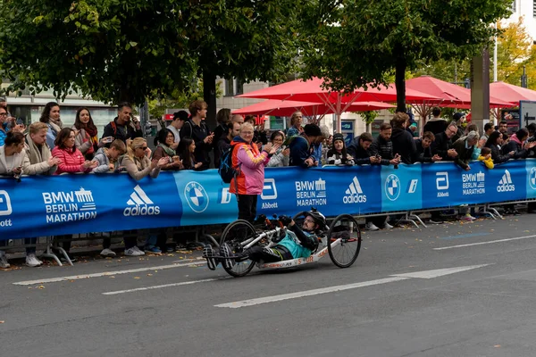 베를린 2022 베를린 마라톤 대회에서 휠체어와 자전거 선수들 — 스톡 사진