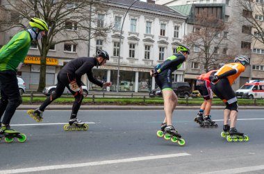 Berlin, Almanya, 2 Nisan 2023: Berlin 'de Yarı Maraton. Patenli yarış atletleri. Şehrin sokaklarında yarış, Charlottenburg, Berlin