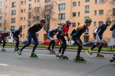 Berlin, Almanya, 2 Nisan 2023: Berlin 'de Yarı Maraton. Patenli yarış atletleri. Şehrin sokaklarında yarış, Charlottenburg, Berlin