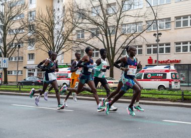 Berlin, Almanya, 2 Nisan 2023: Berlin 'de Yarı Maraton. Sporcular Otto-Suhr-Allee, Charlottenburg, Berlin 'de koşuyor