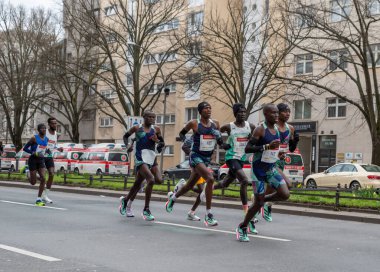 Berlin, Almanya, 2 Nisan 2023: Berlin 'de Yarı Maraton. Sporcular Otto-Suhr-Allee, Charlottenburg, Berlin 'de koşuyor