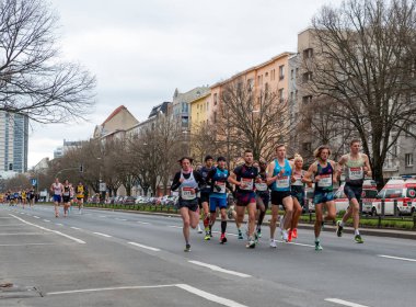 Berlin, Almanya, 2 Nisan 2023: Berlin 'de Yarı Maraton. Sporcular Otto-Suhr-Allee, Charlottenburg, Berlin 'de koşuyor