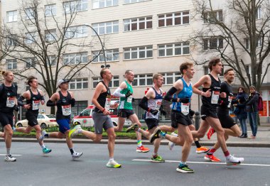 Berlin, Almanya, 2 Nisan 2023: Berlin 'de Yarı Maraton. Sporcular Otto-Suhr-Allee, Charlottenburg, Berlin 'de koşuyor