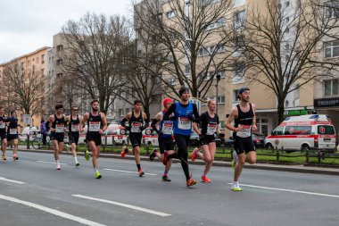 Berlin, Almanya, 2 Nisan 2023: Berlin 'de Yarı Maraton. Sporcular Otto-Suhr-Allee, Charlottenburg, Berlin 'de koşuyor