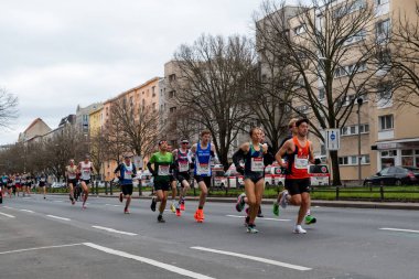 Berlin, Almanya, 2 Nisan 2023: Berlin 'de Yarı Maraton. Sporcular Otto-Suhr-Allee, Charlottenburg, Berlin 'de koşuyor
