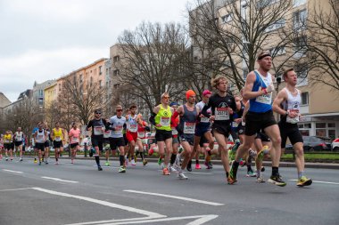Berlin, Almanya, 2 Nisan 2023: Berlin 'de Yarı Maraton. Sporcular Otto-Suhr-Allee, Charlottenburg, Berlin 'de koşuyor