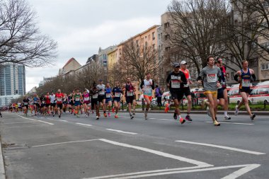 Berlin, Almanya, 2 Nisan 2023: Berlin 'de Yarı Maraton. Sporcular Otto-Suhr-Allee, Charlottenburg, Berlin 'de koşuyor