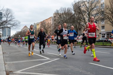 Berlin, Almanya, 2 Nisan 2023: Berlin 'de Yarı Maraton. Sporcular Otto-Suhr-Allee, Charlottenburg, Berlin 'de koşuyor