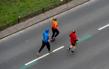 Berlin, Almanya, 2 Nisan 2023: Berlin 'de Yarı Maraton. Sporcular Otto-Suhr-Allee, Charlottenburg, Berlin 'de koşuyor