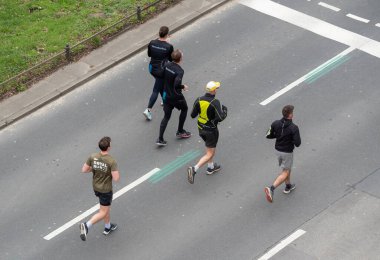 Berlin, Almanya, 2 Nisan 2023: Berlin 'de Yarı Maraton. Sporcular Otto-Suhr-Allee, Charlottenburg, Berlin 'de koşuyor