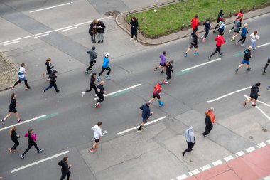 Berlin, Almanya, 2 Nisan 2023: Berlin 'de Yarı Maraton. Sporcular Otto-Suhr-Allee, Charlottenburg, Berlin 'de koşuyor