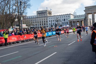 Berlin, Almanya, 2 Nisan 2023: Berlin 'de Yarı Maraton. Sporcular Otto-Suhr-Allee, Charlottenburg, Berlin 'de koşuyor