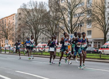 Berlin, Almanya, 2 Nisan 2023: Berlin 'de Yarı Maraton. Sporcular Otto-Suhr-Allee, Charlottenburg, Berlin 'de koşuyor