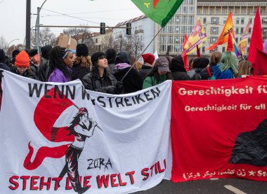 Berlin, Almanya - 8 Mart 2023: Berlin 'de Uluslararası Kadınlar Günü Yürüyüşü