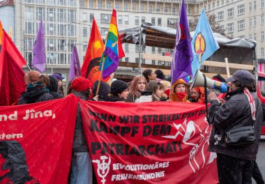 Berlin, Almanya - 8 Mart 2023: Berlin 'de Uluslararası Kadınlar Günü Yürüyüşü