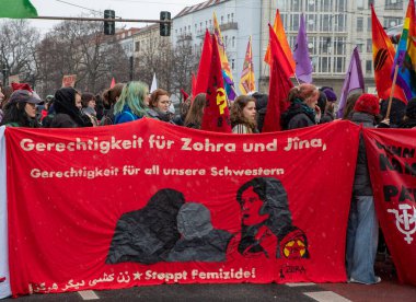 Berlin, Almanya - 8 Mart 2023: Berlin 'de Uluslararası Kadınlar Günü Yürüyüşü