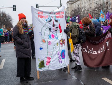 Berlin, Almanya - 8 Mart 2023: Berlin 'de Uluslararası Kadınlar Günü Yürüyüşü