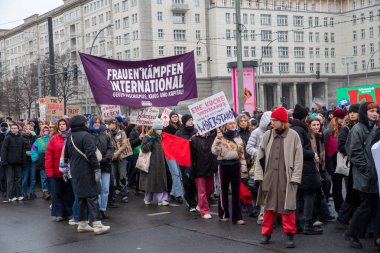 Berlin, Almanya - 8 Mart 2023: Berlin 'de Uluslararası Kadınlar Günü Yürüyüşü