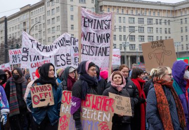 Berlin, Almanya - 8 Mart 2023: Berlin 'de Uluslararası Kadınlar Günü Yürüyüşü