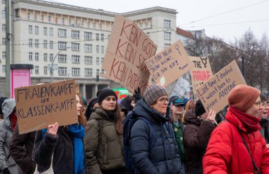 Berlin, Almanya - 8 Mart 2023: Berlin 'de Uluslararası Kadınlar Günü Yürüyüşü
