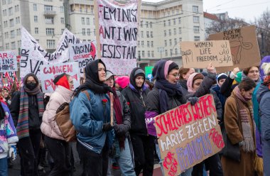 Berlin, Almanya - 8 Mart 2023: Berlin 'de Uluslararası Kadınlar Günü Yürüyüşü
