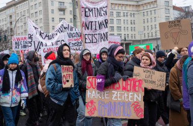 Berlin, Almanya - 8 Mart 2023: Berlin 'de Uluslararası Kadınlar Günü Yürüyüşü