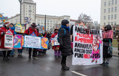 Berlin, Almanya - 8 Mart 2023: Berlin 'de Uluslararası Kadınlar Günü Yürüyüşü