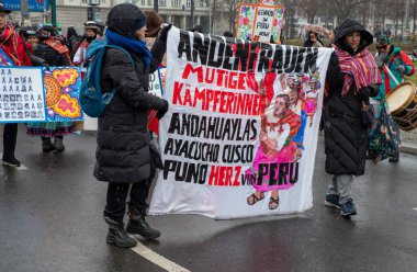 Berlin, Almanya - 8 Mart 2023: Berlin 'de Uluslararası Kadınlar Günü Yürüyüşü