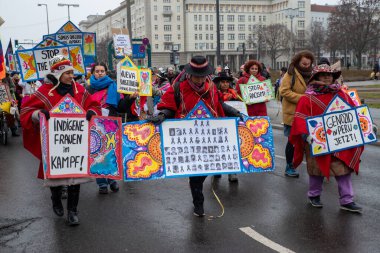 Berlin, Almanya - 8 Mart 2023: Berlin 'de Uluslararası Kadınlar Günü Yürüyüşü