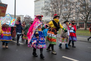 Berlin, Almanya - 8 Mart 2023: Berlin 'de Uluslararası Kadınlar Günü Yürüyüşü