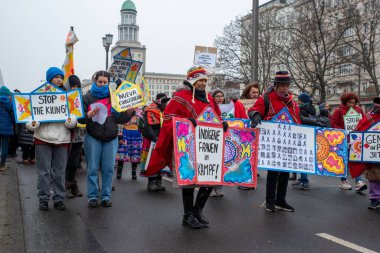 Berlin, Almanya - 8 Mart 2023: Berlin 'de Uluslararası Kadınlar Günü Yürüyüşü