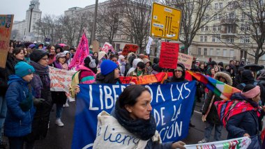 Berlin, Almanya - 8 Mart 2023: Berlin 'de Uluslararası Kadınlar Günü Yürüyüşü