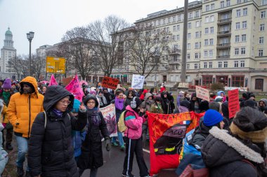 Berlin, Almanya - 8 Mart 2023: Berlin 'de Uluslararası Kadınlar Günü Yürüyüşü