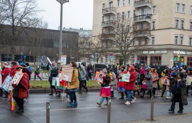 Berlin, Almanya - 8 Mart 2023: Berlin 'de Uluslararası Kadınlar Günü Yürüyüşü