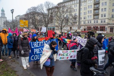 Berlin, Almanya - 8 Mart 2023: Berlin 'de Uluslararası Kadınlar Günü Yürüyüşü